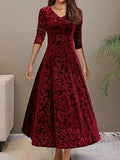 Robe longue en velours bordeaux avec motifs floraux, manches trois-quarts, col en V, élégante et chic, idéale pour soirées ou événements formels.