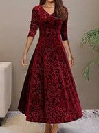 Robe longue en velours bordeaux avec motifs floraux, manches trois-quarts, col en V, élégante et chic, idéale pour soirées ou événements formels.