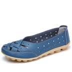 Chaussure femme bleue en cuir, semelle beige, design perforé, style décontracté. Mocassin confortable, idéal pour la marche et le quotidien.