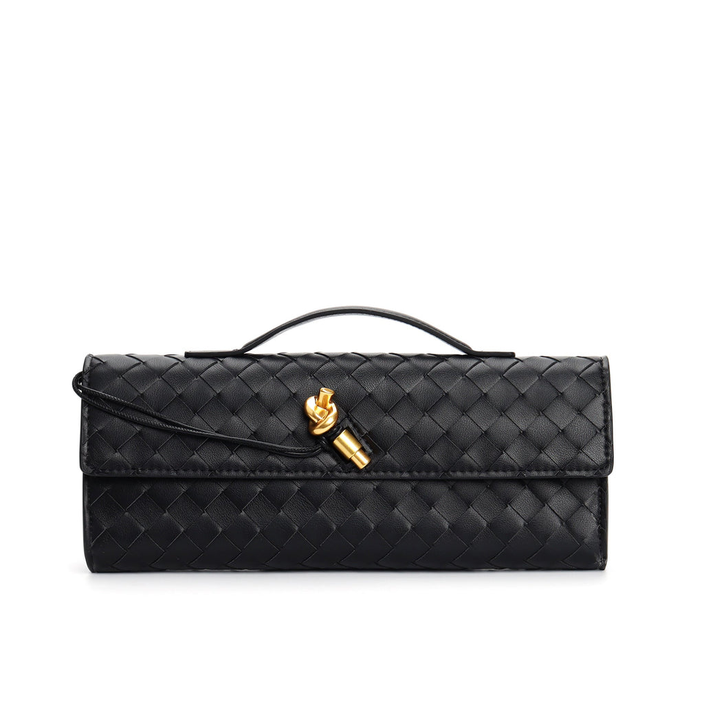 Sac à main en cuir noir tressé avec poignée, fermoir doré élégant. Accessoire de mode chic et tendance pour femme.