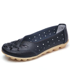 Chaussure en cuir noir pour femme, semelle beige, design à pois, style décontracté, confortable, idéale pour la marche quotidienne.