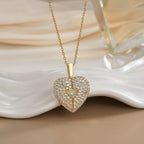 Collier avec pendentif en forme de cœur et ailes