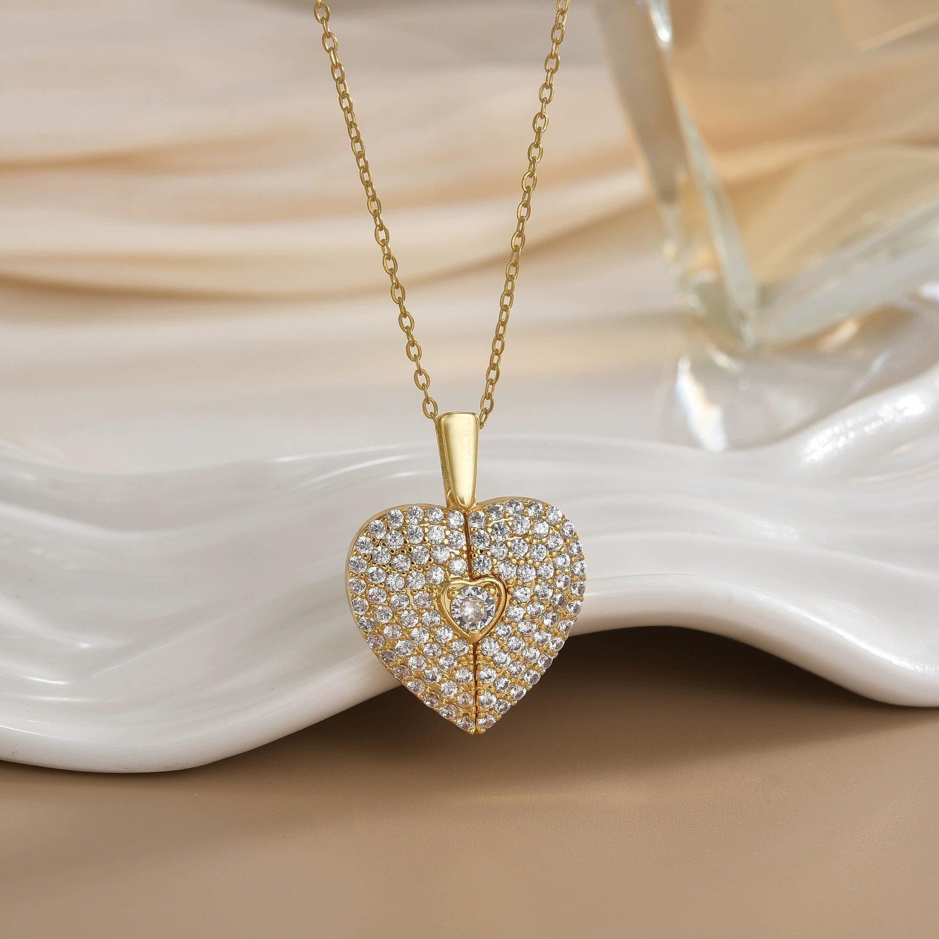 Collier avec pendentif en forme de cœur et ailes