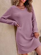 Robe pull femme en tricot côtelé violet, manches longues, col en V, style décontracté, mode automne-hiver, tenue élégante et confortable.
