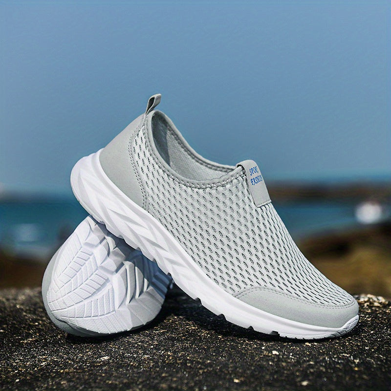 Chaussures de sport légères grises pour hommes, semelle blanche antidérapante, design respirant en maille, idéales pour la course et le fitness.