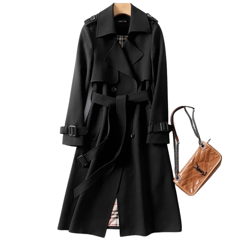 Trench-coat noir élégant avec ceinture, boutons et détails classiques, accompagné d'un sac à main marron en cuir matelassé. Mode automne chic.