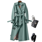 Manteau trench vert élégant avec doublure à carreaux, ceinture assortie, sac à main noir en cuir et escarpins noirs. Mode automne chic.