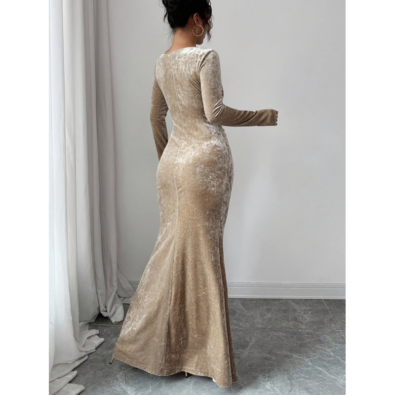 Robe longue velours beige à taille marquée et perles