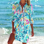 Robe de plage colorée à motifs tropicaux, femme au bord de la mer, tenue estivale, mode plage, style décontracté, vacances en bord de mer.