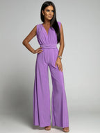 Combinaison femme élégante violette, sans manches, avec décolleté en V et ceinture à la taille, idéale pour soirée ou événement chic.