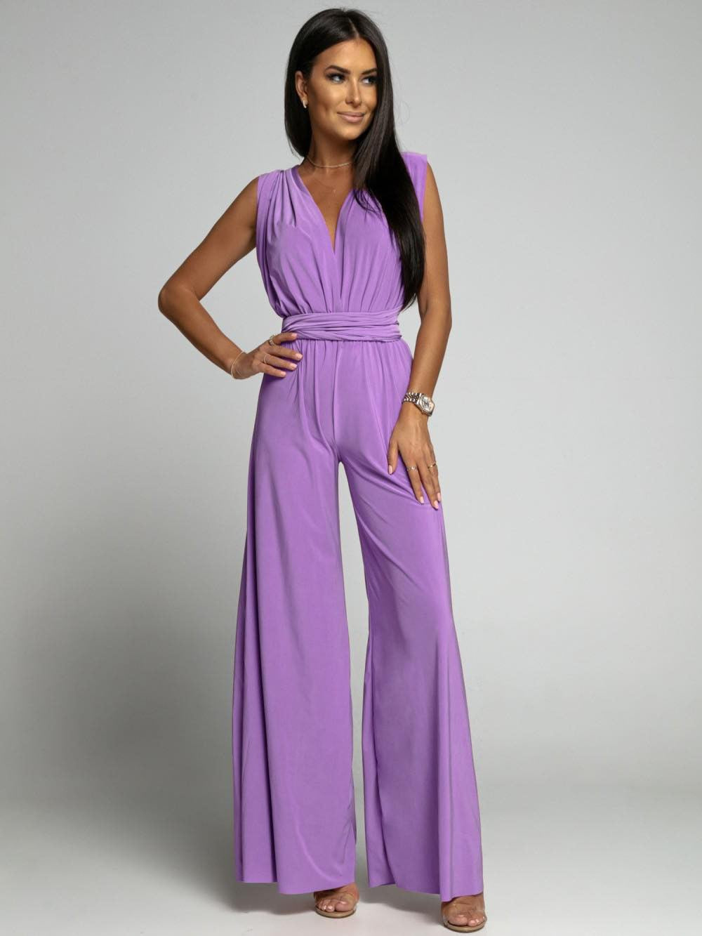 Combinaison femme élégante violette, sans manches, avec décolleté en V et ceinture à la taille, idéale pour soirée ou événement chic.