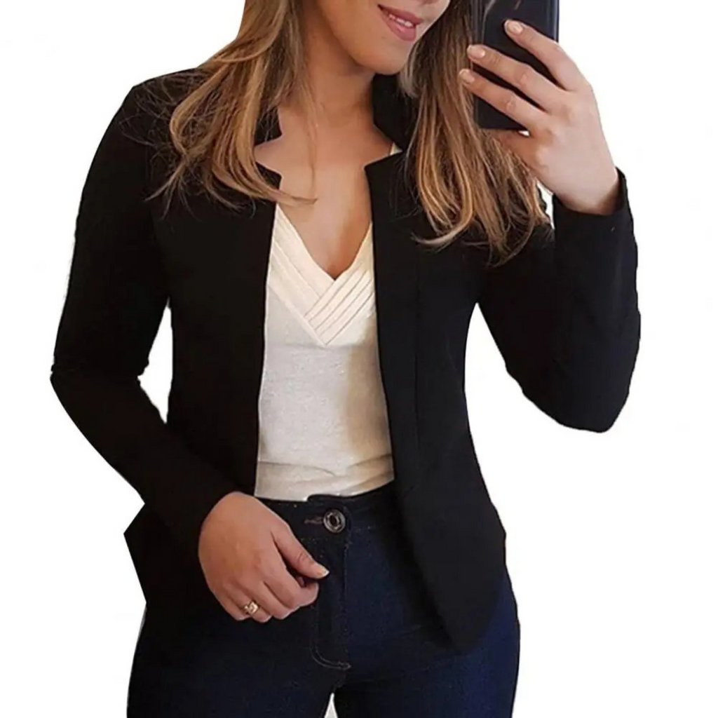 Blazer noir femme élégant, porté avec un top blanc et un jean bleu. Mode féminine chic, tenue décontractée, style moderne.