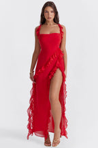 Robe rouge élégante avec volants, fendue sur le côté, portée par une femme. Mode féminine, tenue de soirée glamour, style chic et tendance.