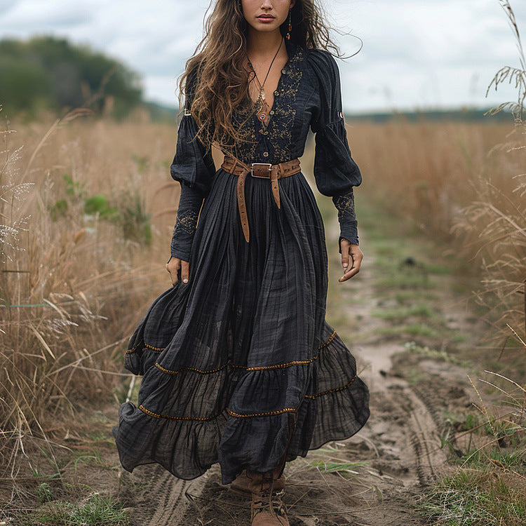 Robe noire brodée col V, manches longues et coupe trapèze