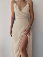 Robe longue beige élégante avec décolleté croisé et fente haute, portée par une femme. Mode féminine chic, tenue soirée glamour.
