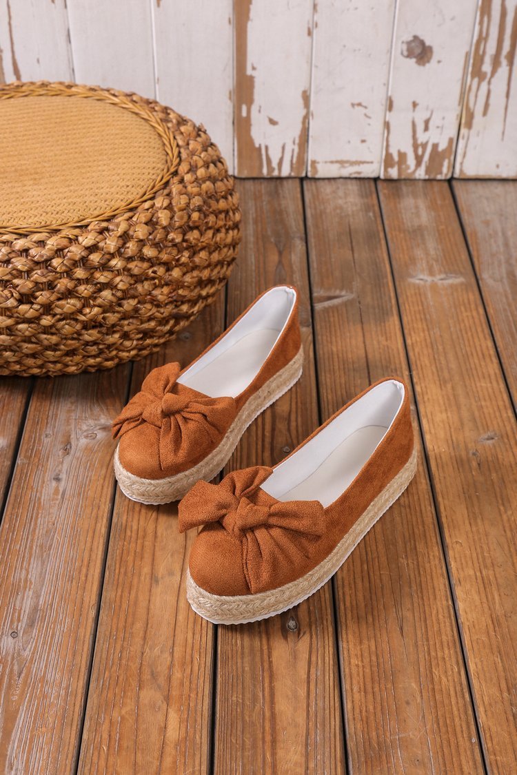 Platform shoes with bow