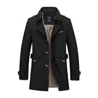Manteau trench-coat noir pour homme, élégant et moderne, avec doublure à carreaux, boutons classiques et ceinture ajustable. Mode masculine automne-hiver.