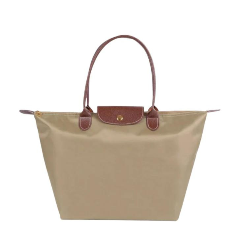 Sac à main beige en toile avec anses et rabat en cuir marron, style cabas. Accessoire mode élégant et pratique pour femme.