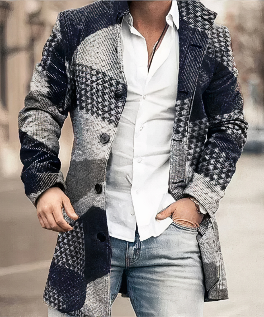 Homme portant un manteau en laine à carreaux bleu et gris, chemise blanche et jean, mode masculine élégante, style urbain chic.