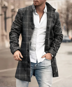 Homme portant un manteau à carreaux gris, chemise blanche et jean, marchant en ville. Mode masculine élégante, tenue automne-hiver.