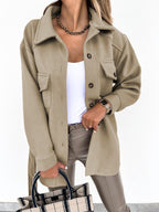 Femme portant une surchemise beige élégante avec boutons, t-shirt blanc, pantalon beige, collier doré, montre-bracelet, et sac à main à carreaux.