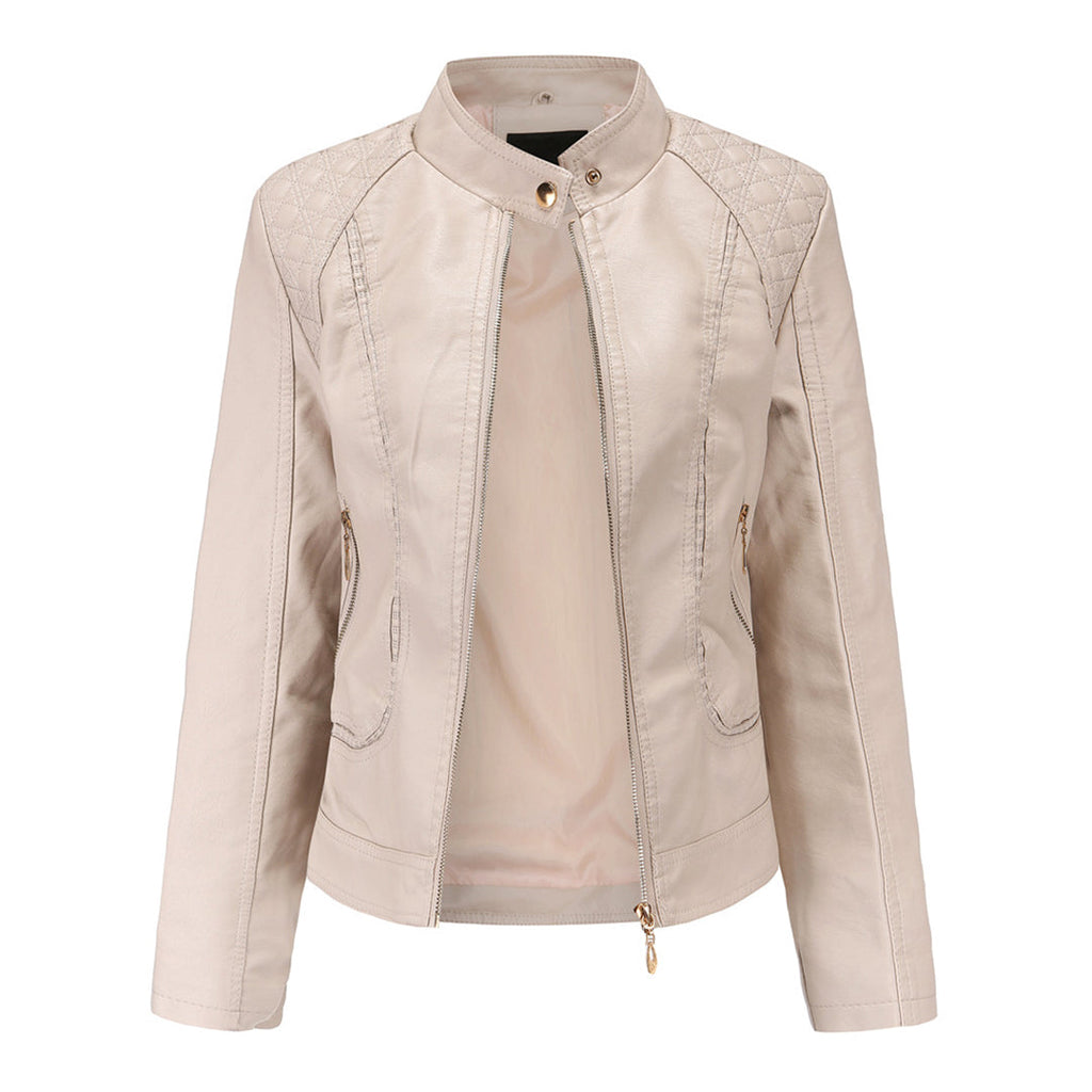 Veste en cuir beige pour femme avec col montant, fermeture éclair dorée, poches zippées et détails matelassés aux épaules. Mode élégante et tendance.