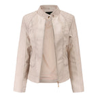 Veste en cuir beige pour femme avec col montant, fermeture éclair dorée, poches zippées et détails matelassés aux épaules. Mode élégante et tendance.