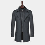 Manteau homme gris élégant en laine, style trench-coat, avec col montant et boutons, idéal pour l'hiver et la mode urbaine.