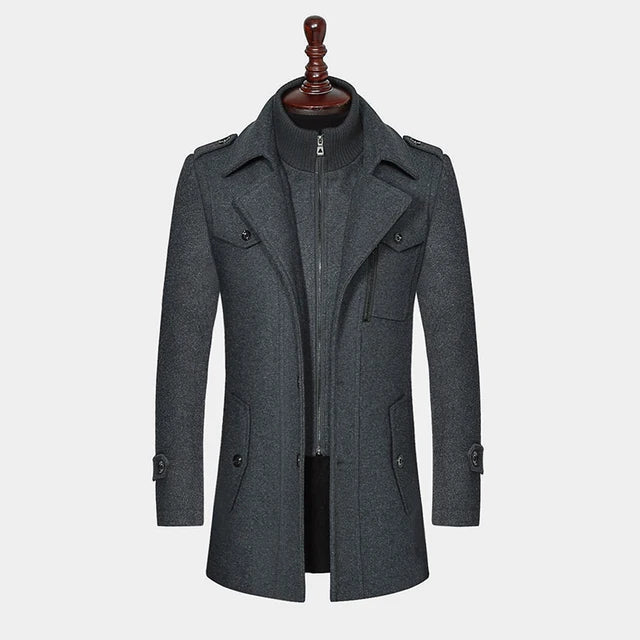 Manteau homme gris élégant en laine, style trench-coat, avec col montant et boutons, idéal pour l'hiver et la mode urbaine.