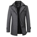 Manteau homme gris élégant, style classique, col montant, boutons et poches, idéal pour l'hiver. Mode masculine, vêtement chaud, tendance.
