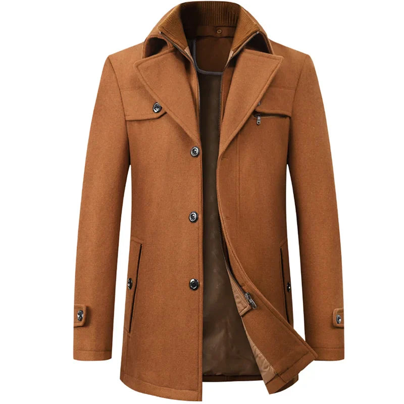 Manteau homme marron élégant, col montant, boutons noirs, poches avant, style automne-hiver, mode masculine, vêtement chaud et chic.