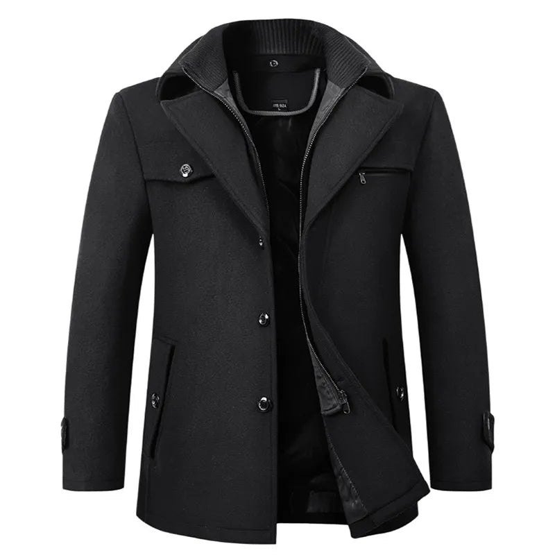 Manteau homme noir élégant, col montant, fermeture éclair, boutons, poches latérales. Veste d'hiver chic, mode masculine, style moderne.