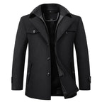 Manteau homme noir élégant, col montant, fermeture éclair, boutons, poches latérales. Veste d'hiver chic, mode masculine, style moderne.