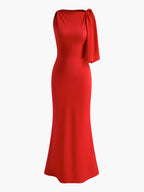 Robe longue rouge élégante, sans manches, avec nœud à l'épaule, coupe ajustée, tissu fluide. Mode féminine, tenue de soirée chic.