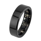 Bague intelligente noire en titane avec capteurs intégrés, technologie portable, design moderne, suivi santé, accessoire connecté innovant.