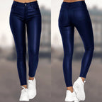 Jean skinny bleu foncé pour femme, vue avant et arrière, avec baskets blanches. Pantalon taille haute, ajusté, mode tendance.
