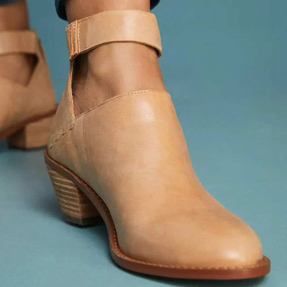 Chaussure en cuir beige à talon bas, design moderne avec bride cheville, sur fond bleu. Mode féminine, élégance, confort.