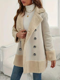 Femme portant un manteau en laine beige à double boutonnage, col en fourrure, sur un pull blanc, avec un jean. Mode hiver élégante et tendance.