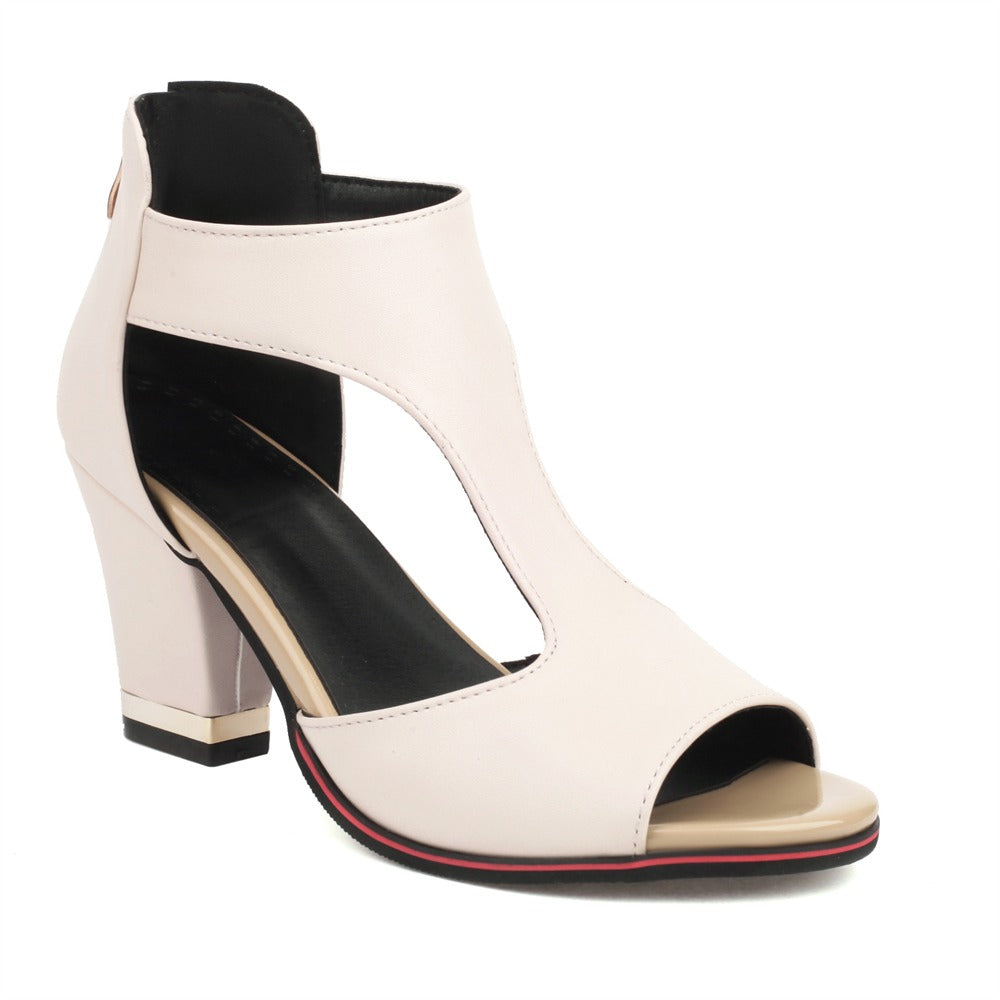 Sandale à talon haut blanc cassé pour femme, design moderne avec découpe élégante, semelle noire et détail rouge, idéale pour l'été.