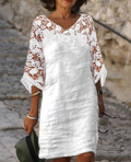 Robe blanche en dentelle pour femme, manches trois-quarts, style élégant et chic, idéale pour l'été ou les occasions spéciales.