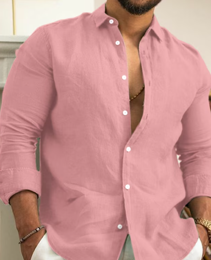 Homme portant une chemise rose en lin, manches retroussées, col ouvert, style décontracté chic, mode masculine élégante, tendance actuelle.