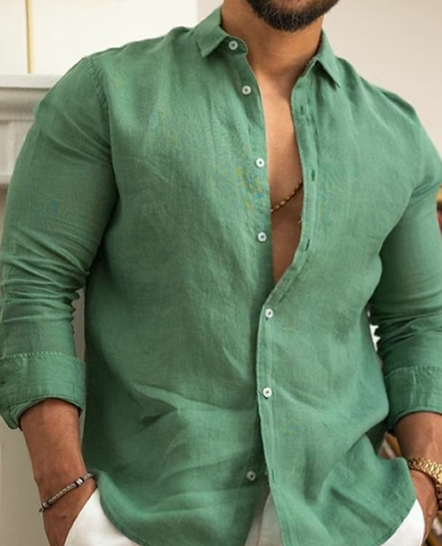 Chemise en lin vert pour homme, manches longues, col ouvert, style décontracté, idéale pour l'été. Mode masculine élégante et tendance.