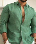 Chemise en lin vert pour homme, manches longues, col ouvert, style décontracté, idéale pour l'été. Mode masculine élégante et tendance.