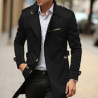 Homme en manteau noir élégant, chemise blanche, marchant en ville. Mode masculine, style urbain, tenue chic, automne-hiver.