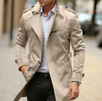 Homme portant un trench-coat beige élégant, chemise blanche et pantalon noir, marchant en ville. Mode masculine, style urbain chic, automne.