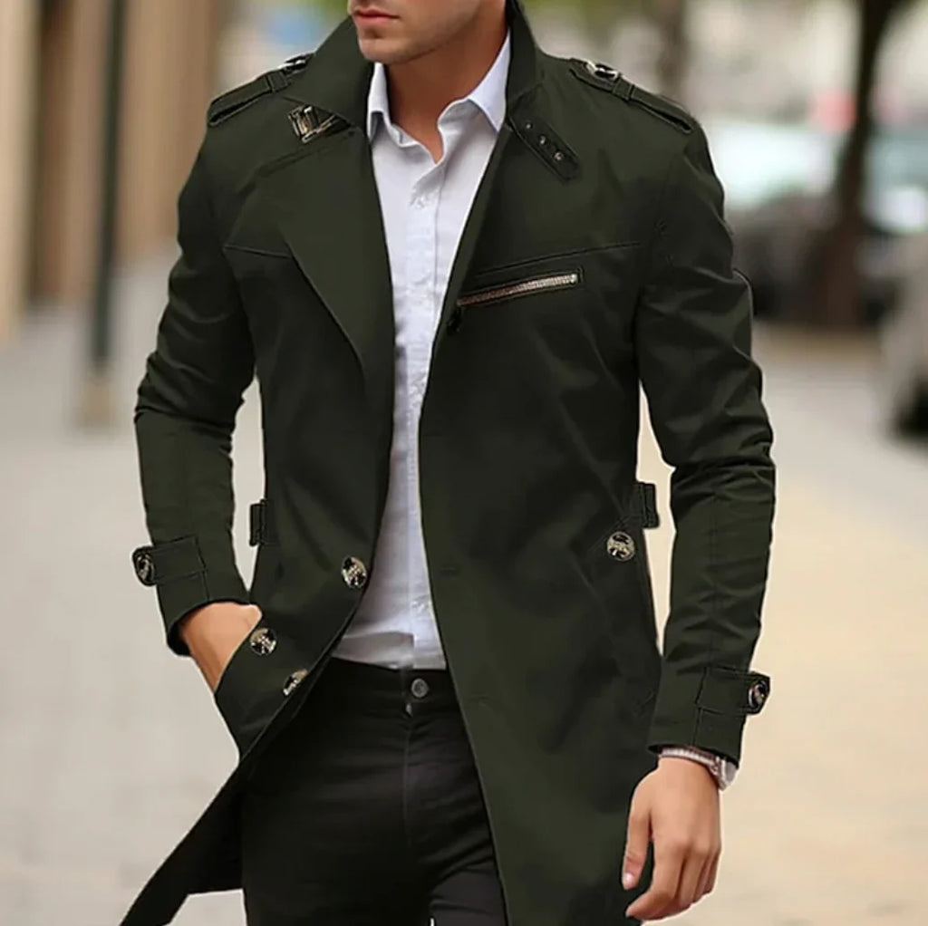 Homme portant un trench-coat noir élégant, chemise blanche et pantalon noir, marchant en ville. Mode masculine, style urbain chic.