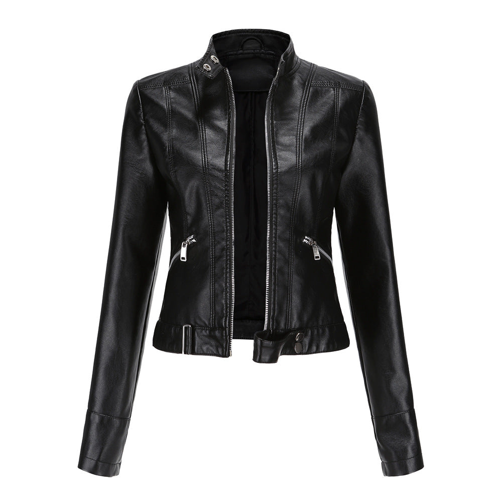 Veste en cuir noir pour femme, style motard, avec fermeture éclair argentée et col montant. Mode élégante, tendance automne-hiver.