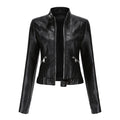 Veste en cuir noir pour femme, style motard, avec fermeture éclair argentée et col montant. Mode élégante, tendance automne-hiver.