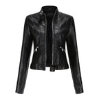 Veste en cuir noir pour femme, style motard, avec fermeture éclair argentée et col montant. Mode élégante, tendance automne-hiver.