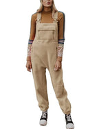 Femme portant une salopette en laine beige avec un pull à manches longues marron et baskets noires. Mode automne-hiver, tenue décontractée tendance.